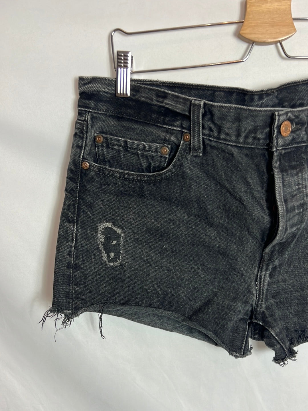 LEVI'S. Black denim shorts with worn effect. T 31(42)