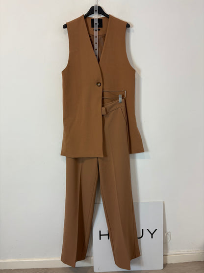 Total look pantalón y chaleco camel