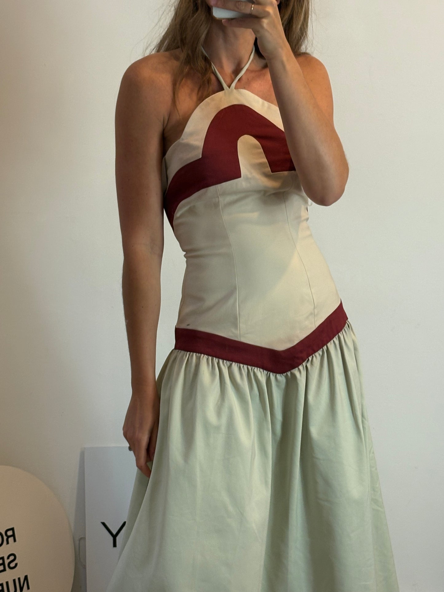 IQ COLLECTION. Vestido tricolor vuelo