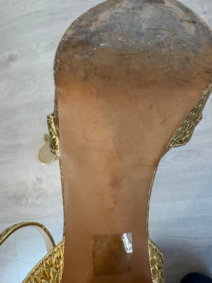 MICUIR. Sandalia dorada textura