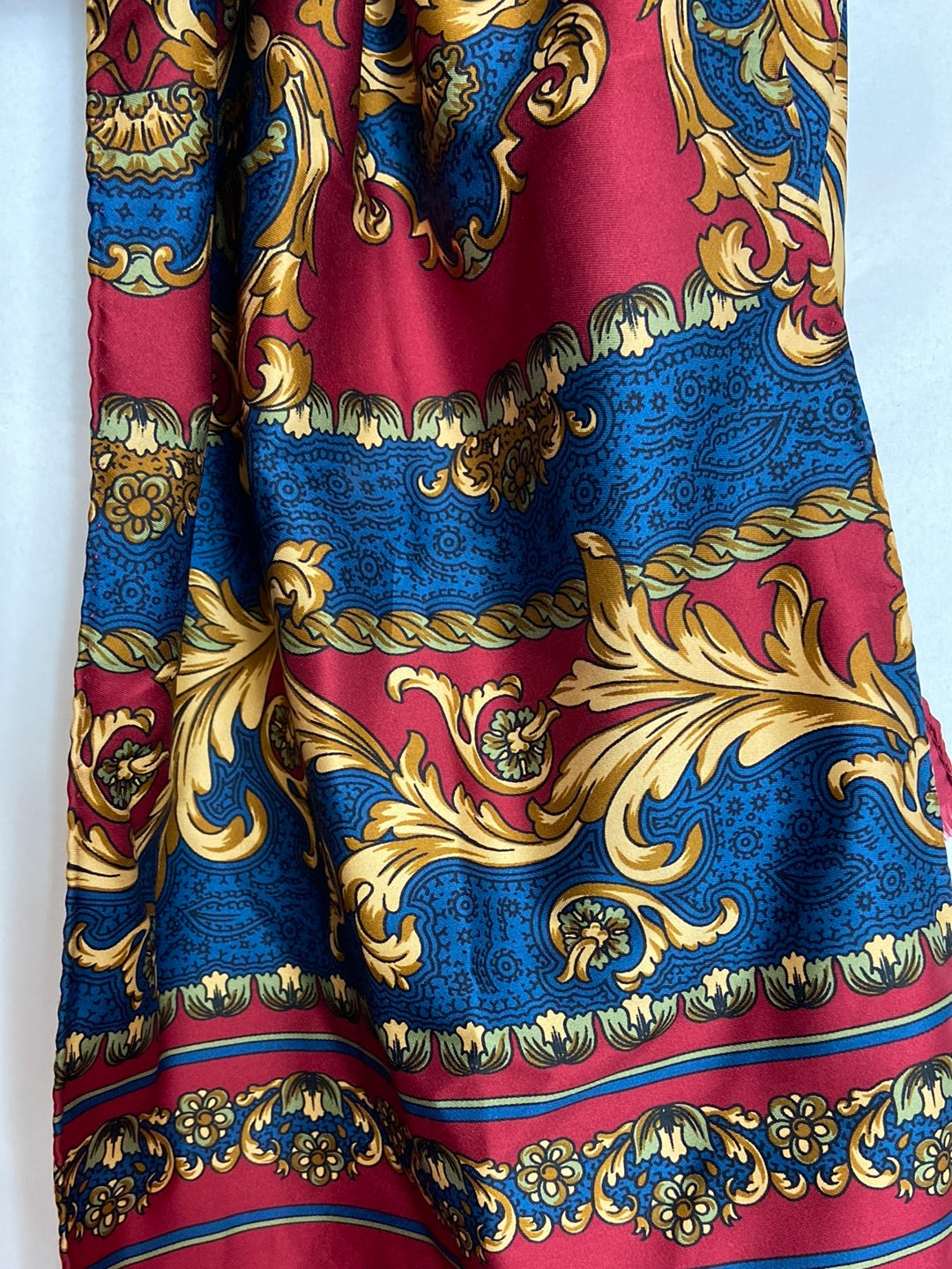 OTRAS. Fular burdeos multiestampado.