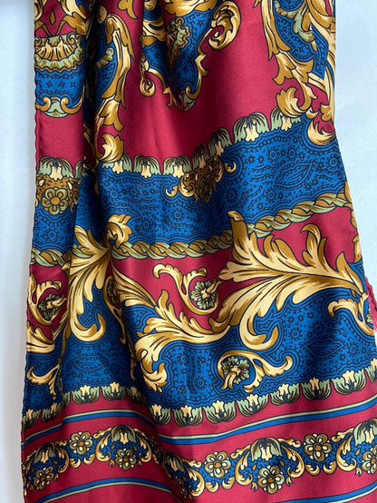 OTRAS. Fular burdeos multiestampado.