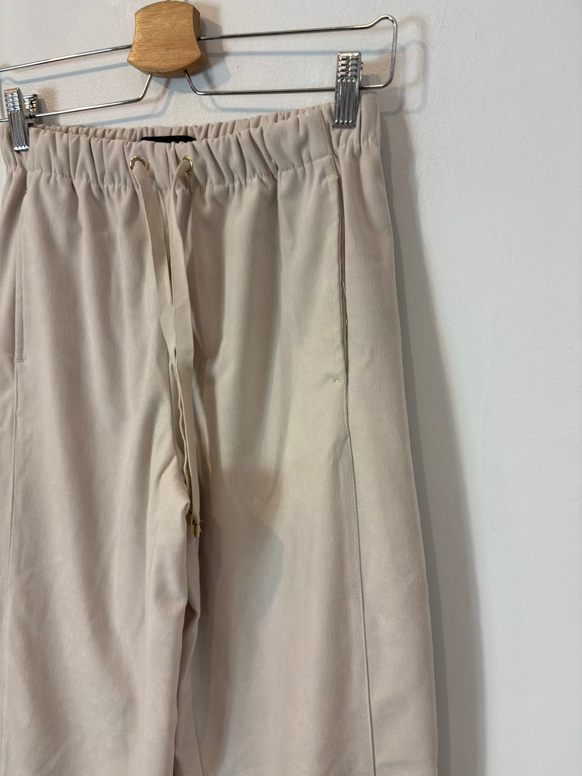 ZARA. Pantalón color crudo textura