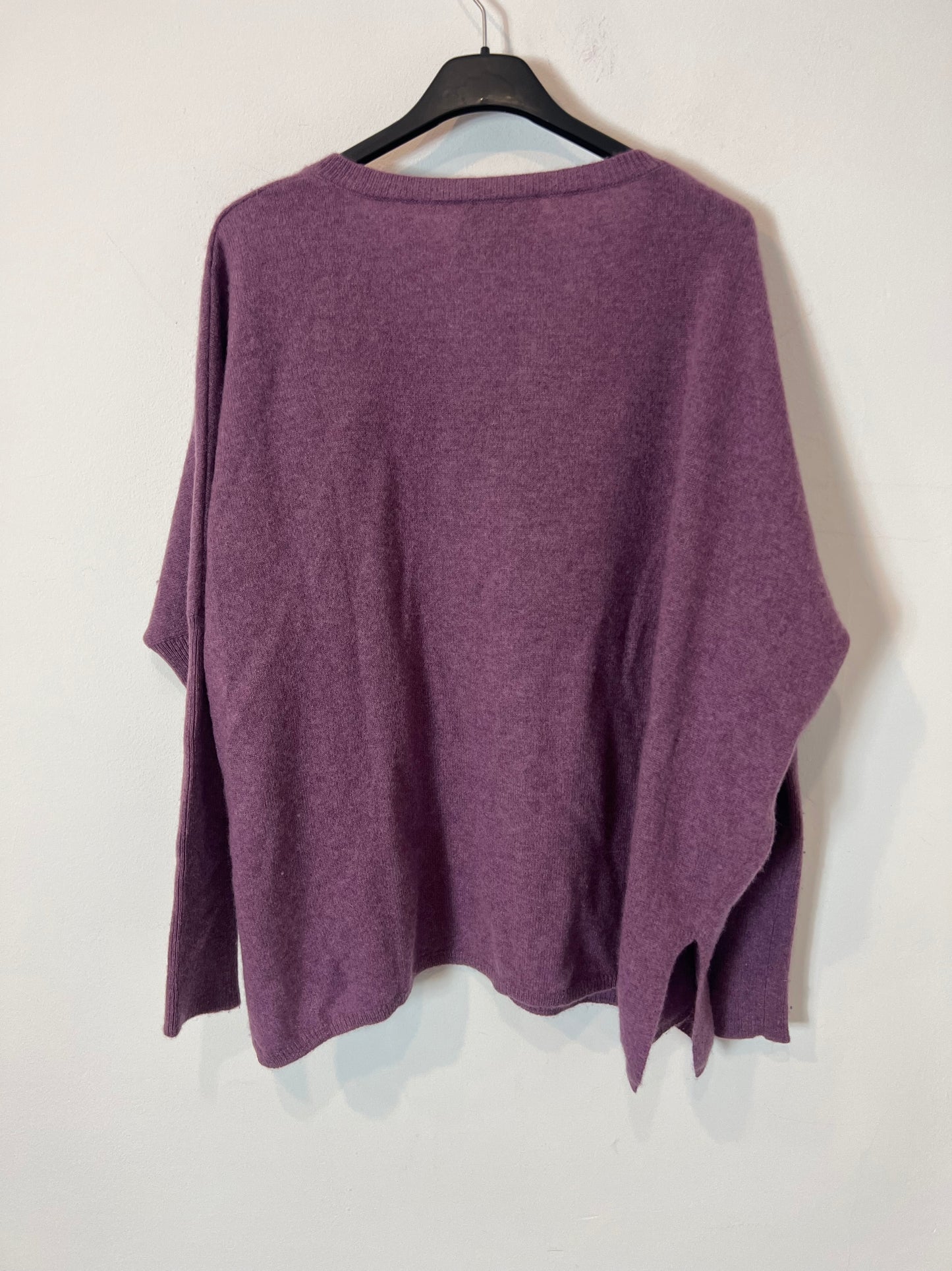 ABSOLUTE CASHMERE. Jersey cashmere morado cuello pico. T S