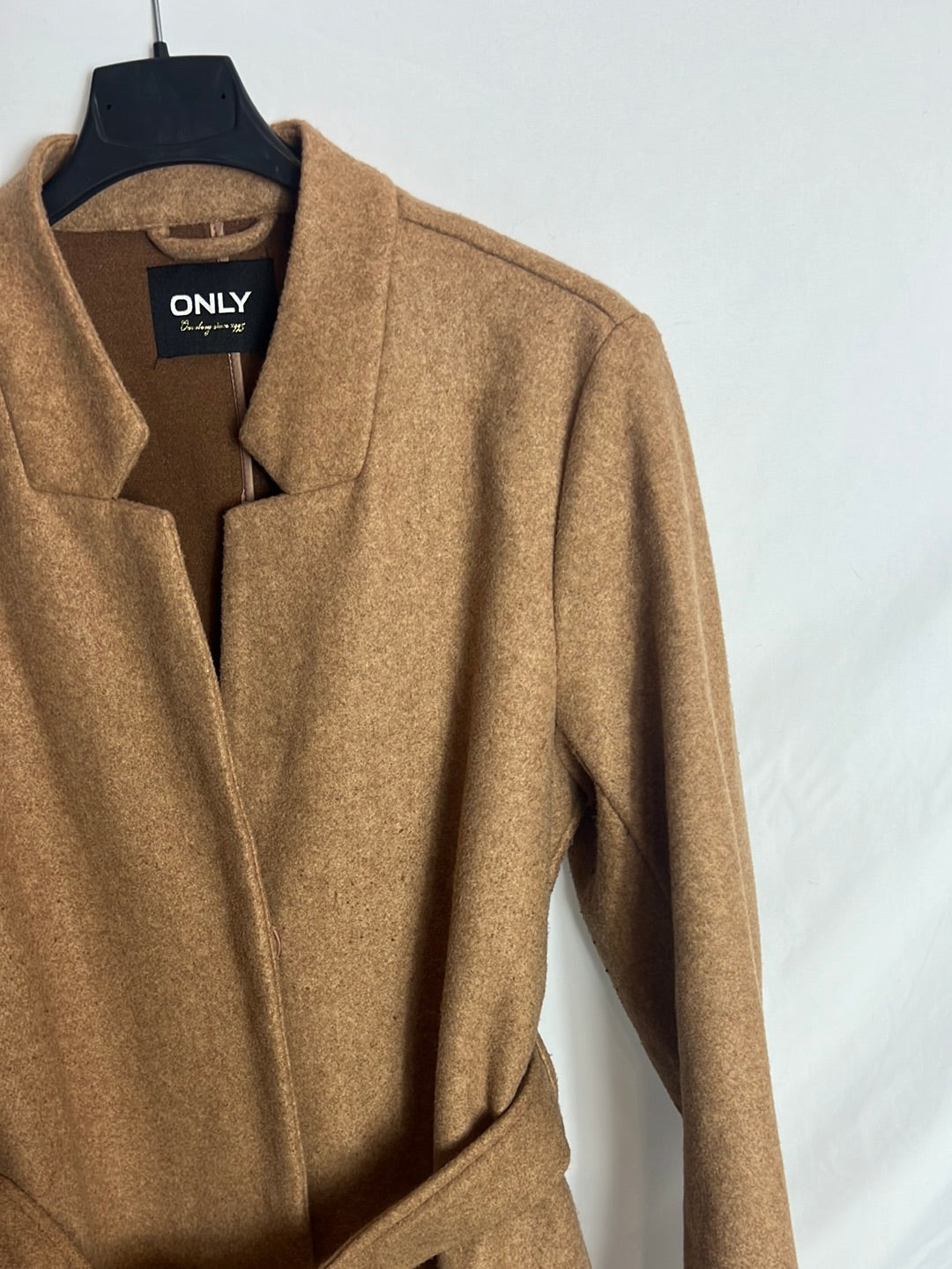 ONLY. Abrigo paño camel con cinturón. T M