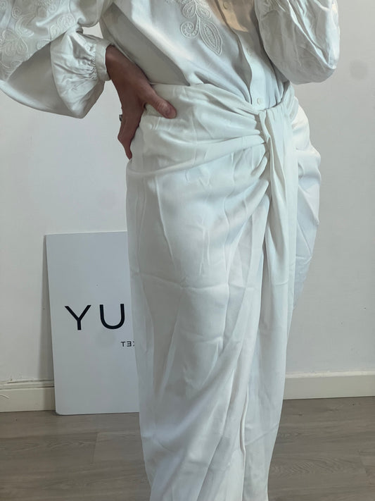 ZARA. falda midi blanca abertura T.m