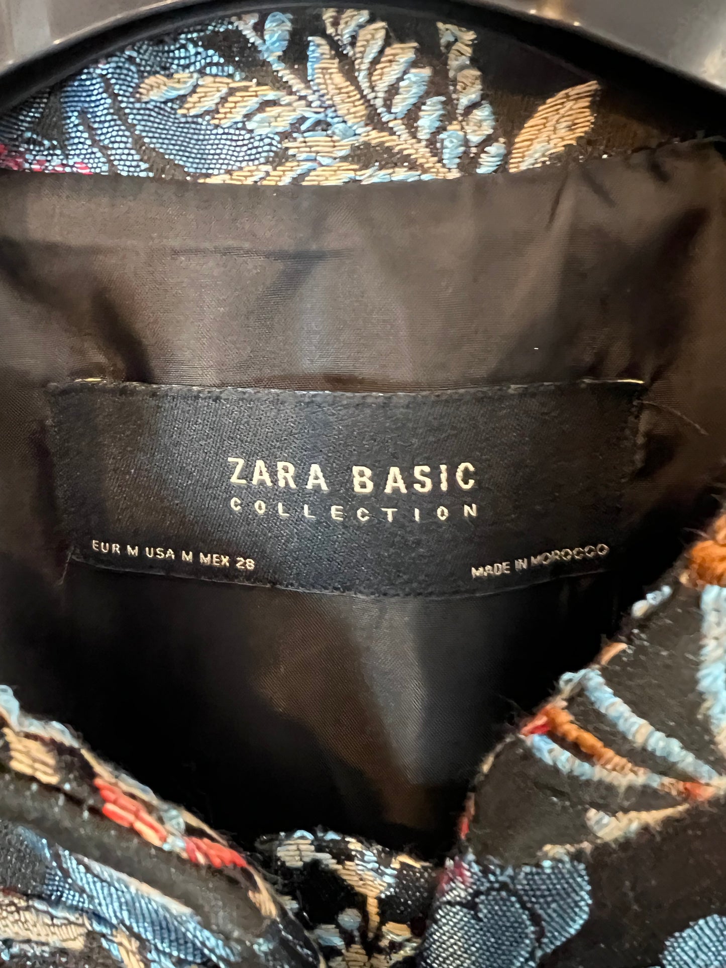 ZARA. Chaqueta negra bordados estilo asiático. T M
