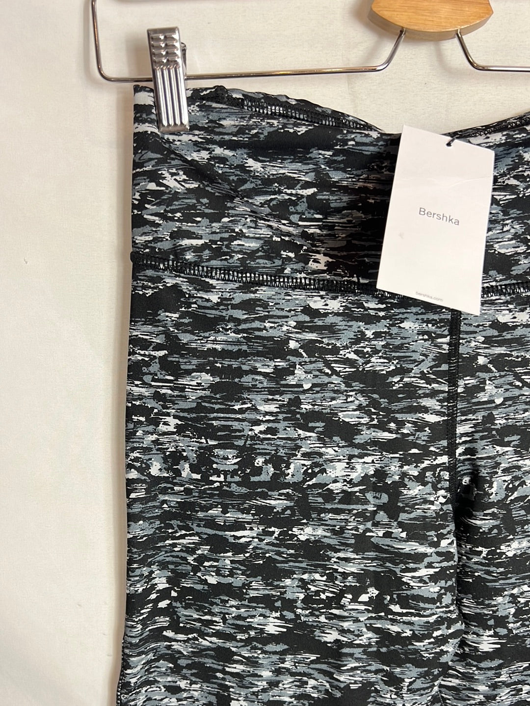 BERHSKA. Printed cropped sports tights. TM