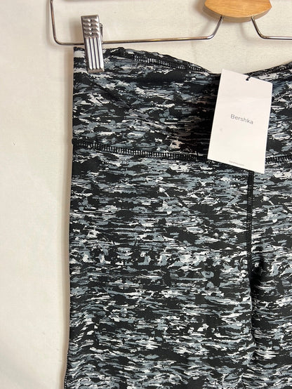 BERHSKA. Printed cropped sports tights. TM