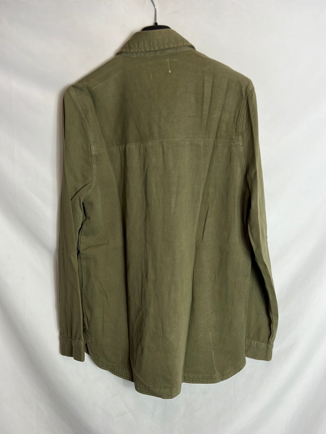 AMICHI. Sobre camisa verde detalle bolsillo. T L (Tara)