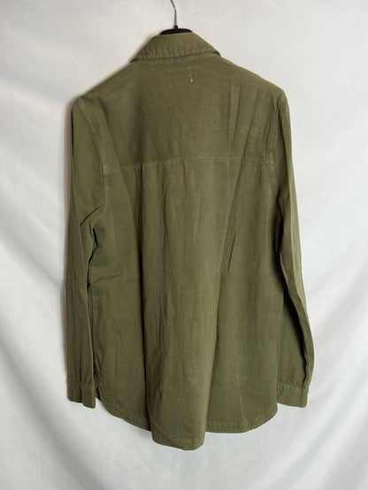 AMICHI. Sobre camisa verde detalle bolsillo. T L (Tara)