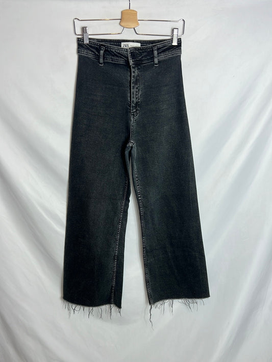 ZARA. Denim culotte negro efecto desgastado. T 36