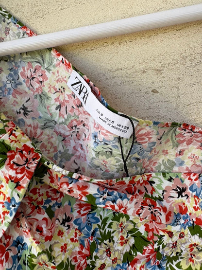 ZARA. Blusa estampado floral asimétrica