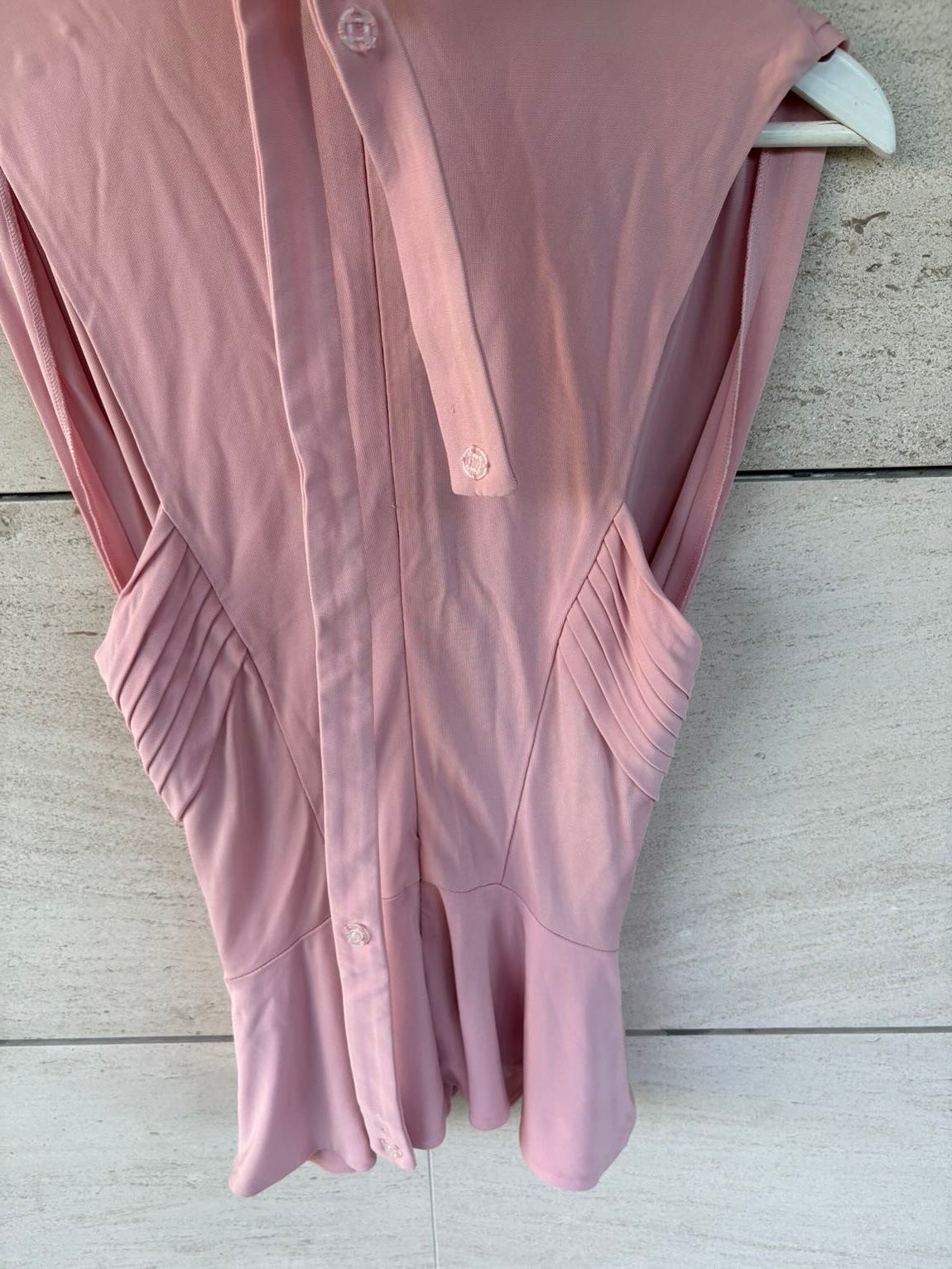 JUST CAVALLI. Top rosa  claro detalle escote