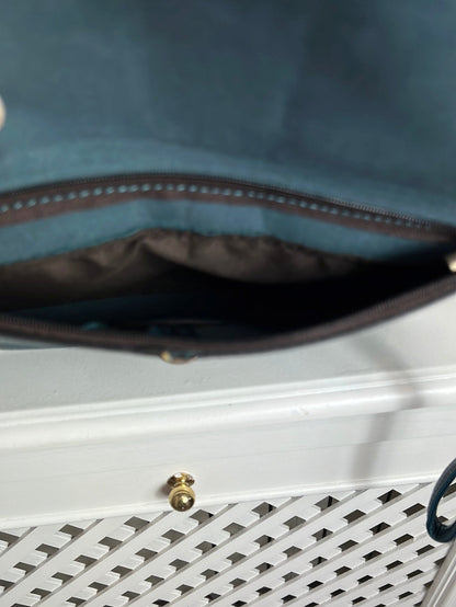 OTRAS. Bolso/cartera azul efecto piel