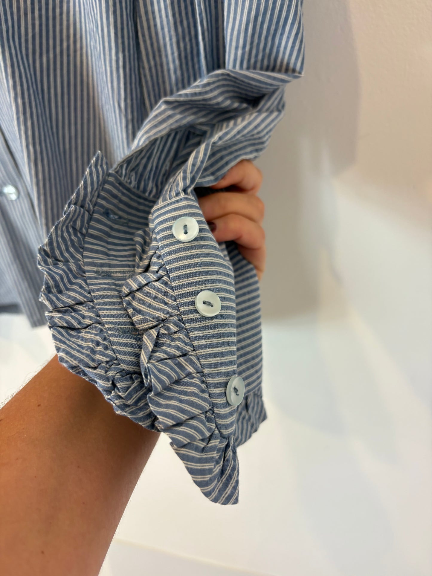 DELUEM. Striped blouse with ruffled collar. TS/M