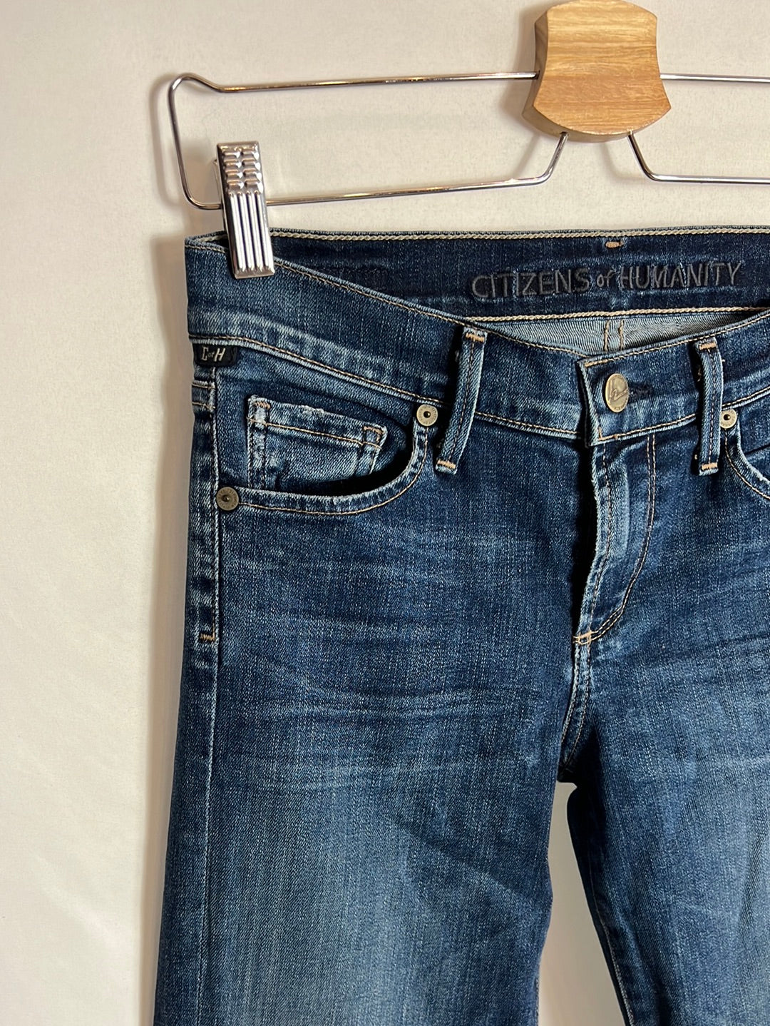 CITIZENS OF HUMANITY. Mid-waist flared denim. T 27(36)