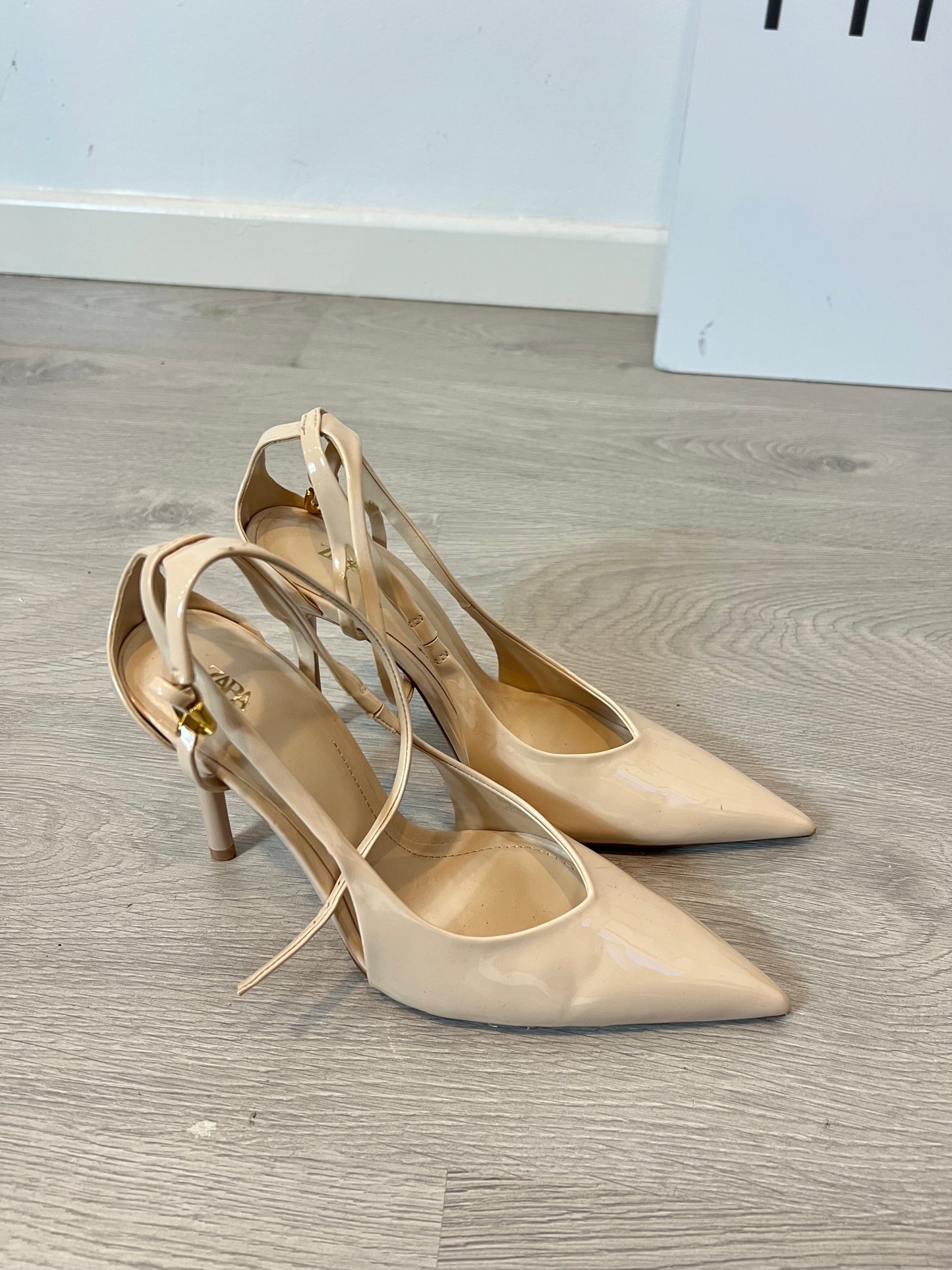ZARA. Zapato tacón beige charol. T 38
