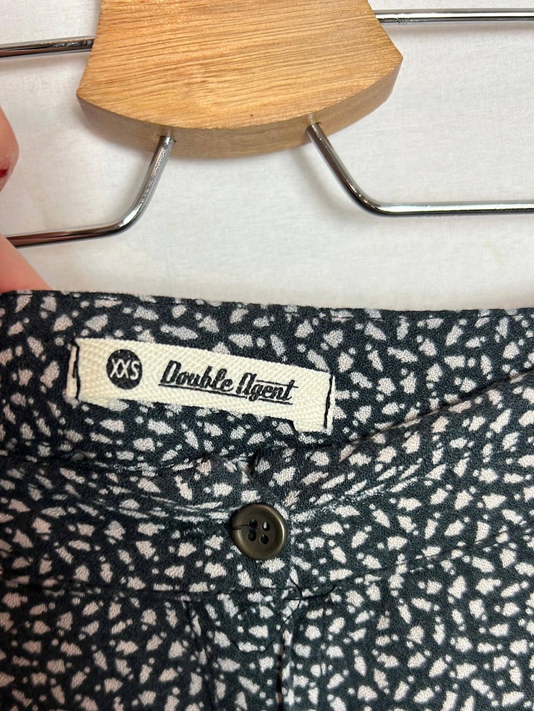 DOUBLE AGENT. Falda corta azul abotonada. T XXS