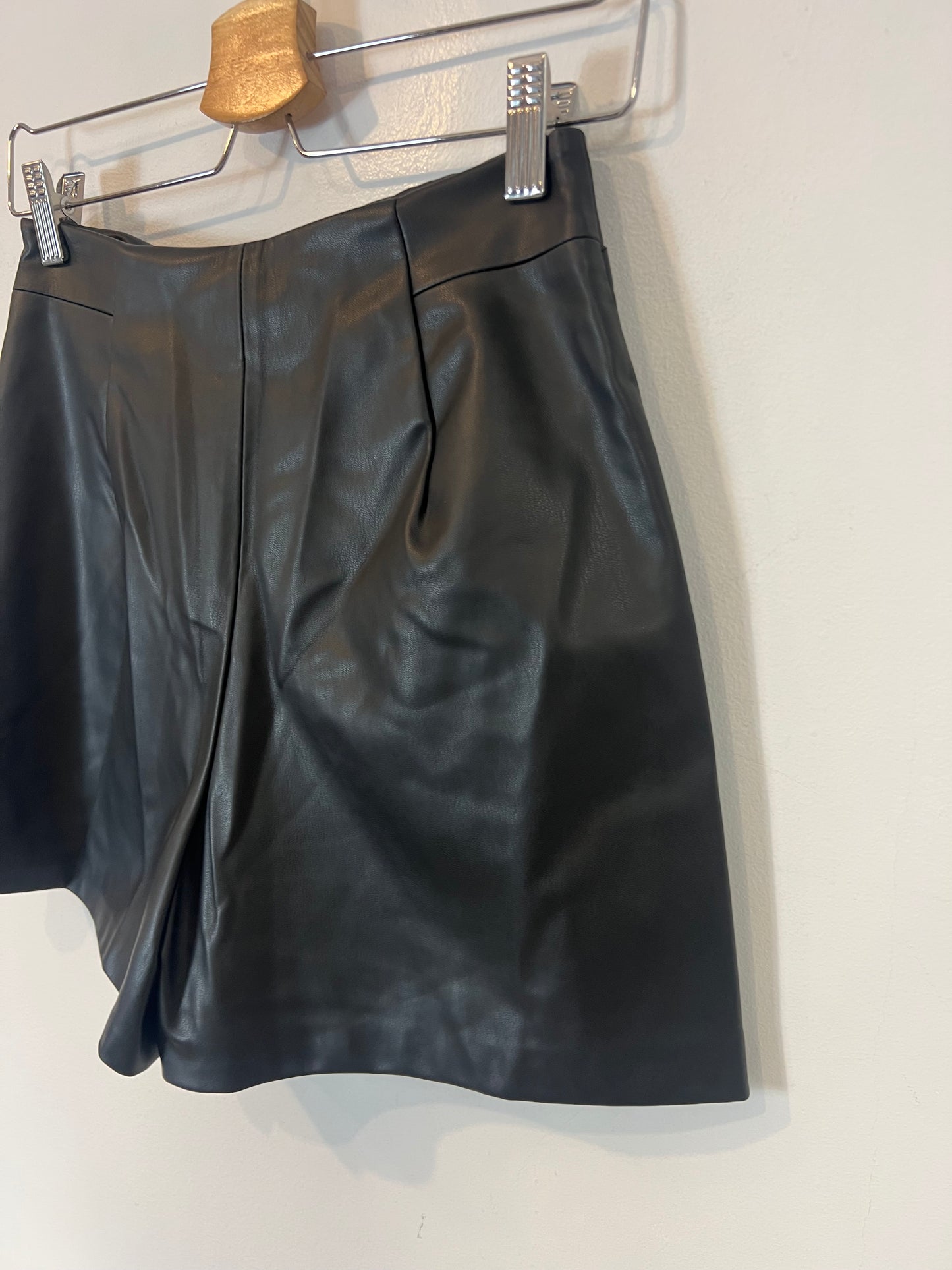 ZARA. falda/pantalón efecto piel T.s