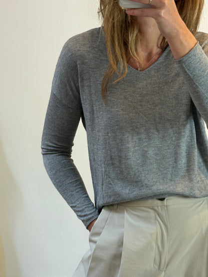 OYSHO. Jersey fino gris cuello pico