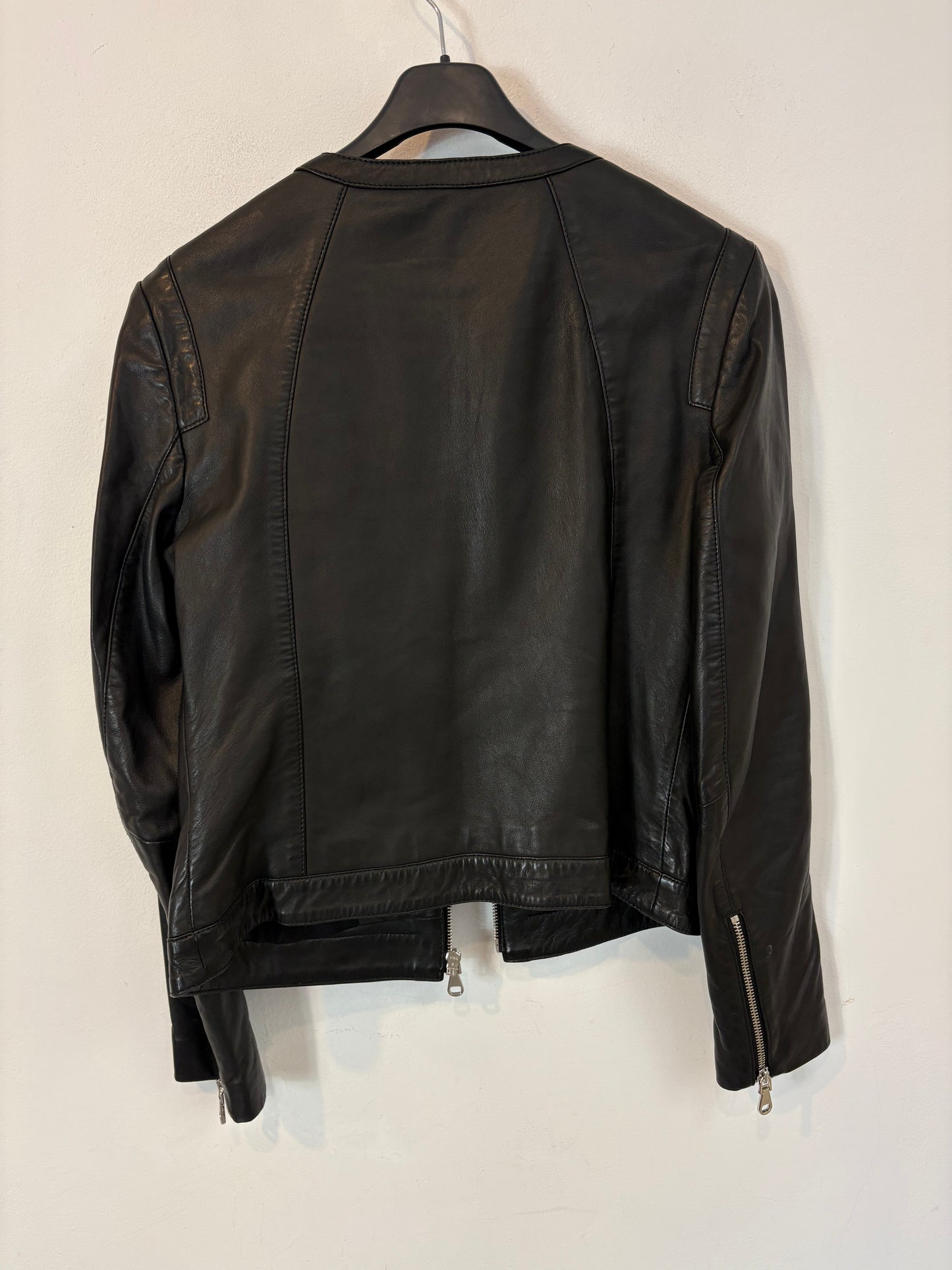 UTERQÜE. Chaqueta negra piel