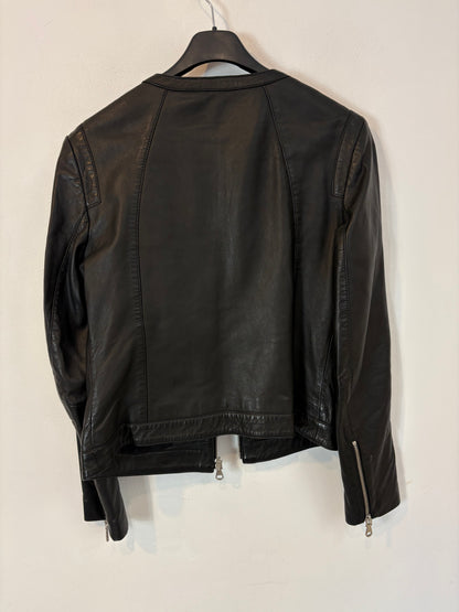 UTERQÜE. Chaqueta negra piel
