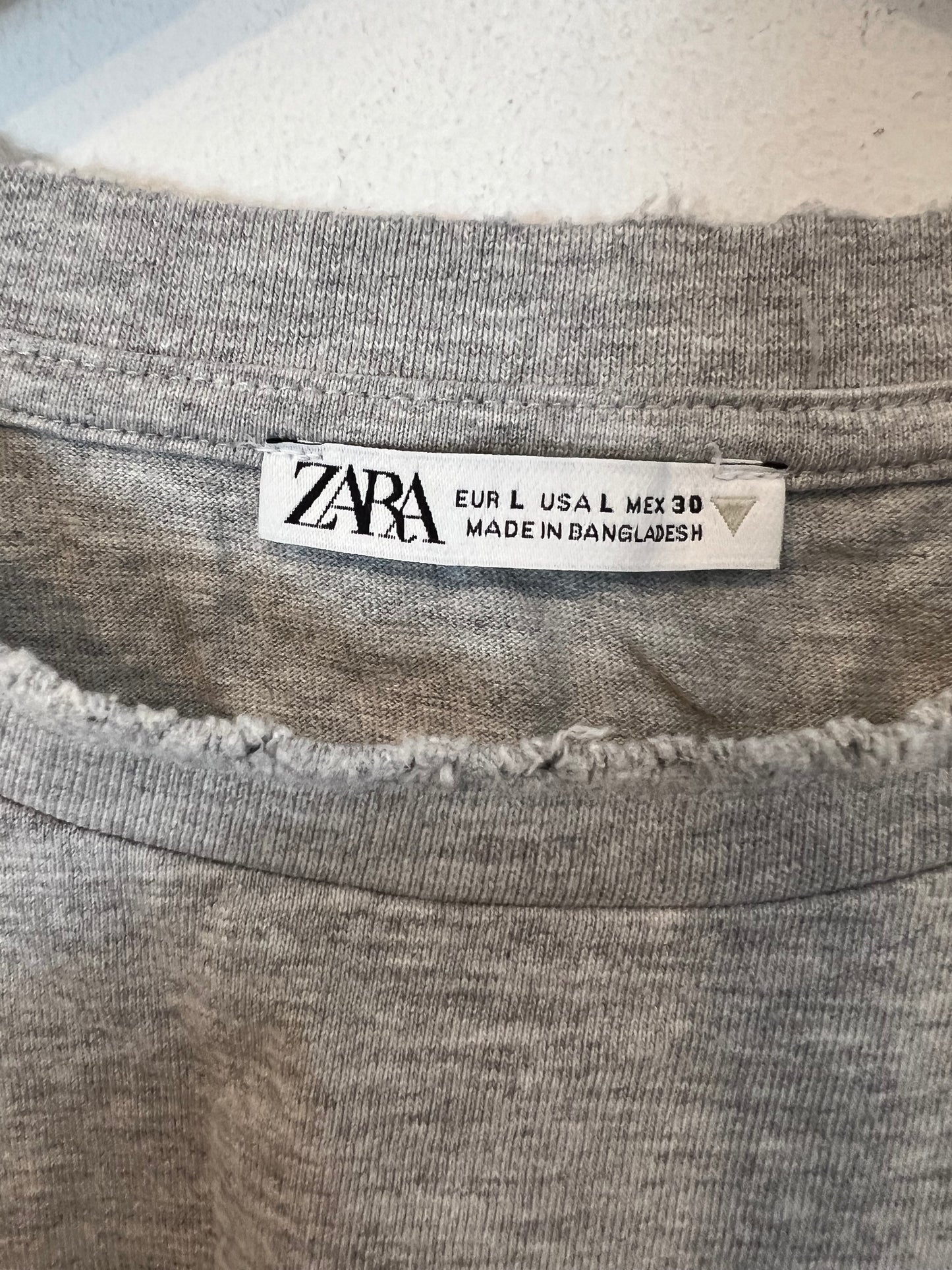 ZARA. Camiseta crop gris detalle cuello. T L