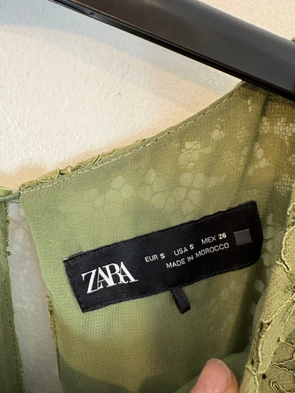ZARA. Vestido largo encaje verde T.s