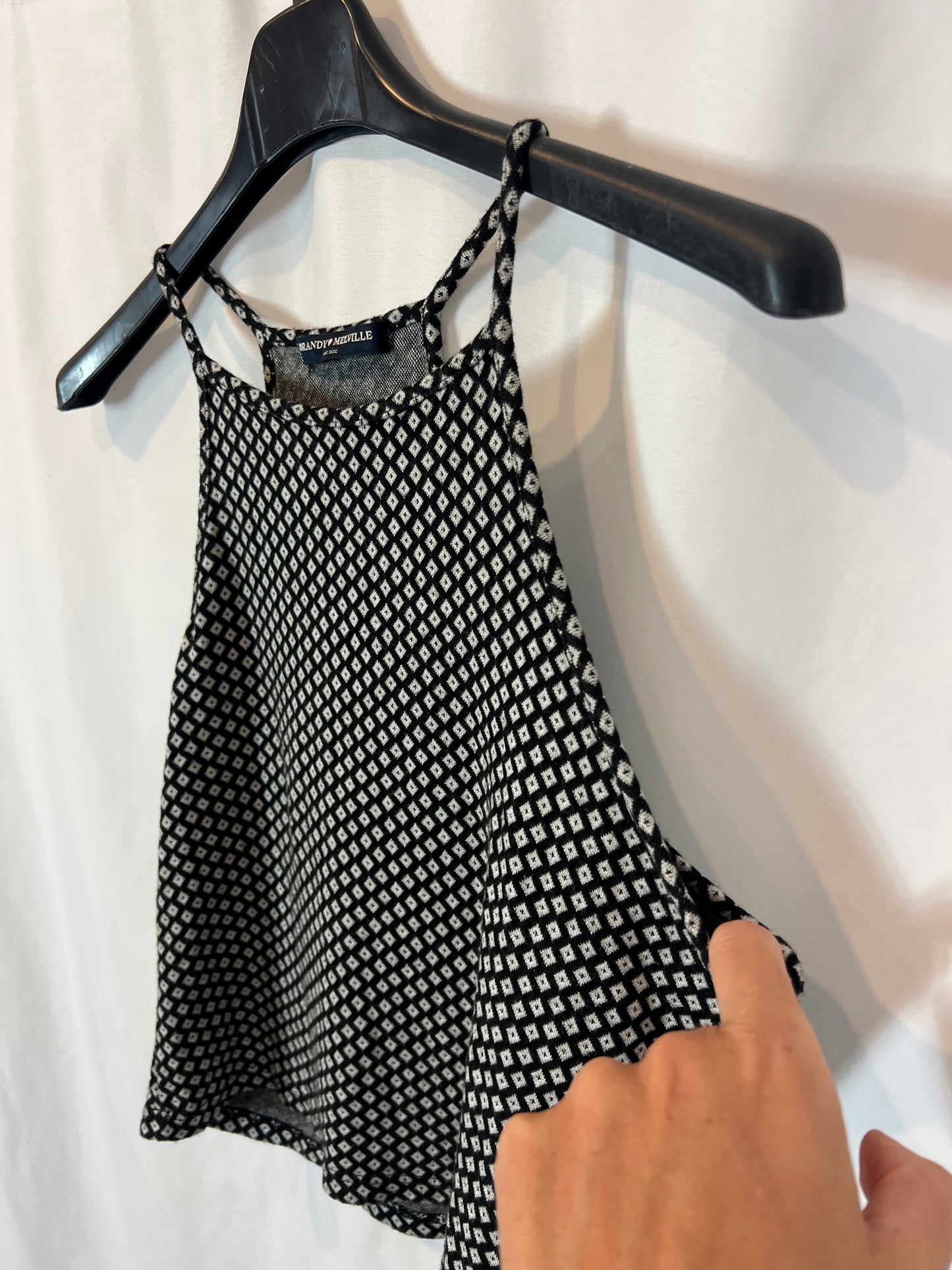 BRANDY MELVILLE. Crop top negro estampado. T U (S/M)