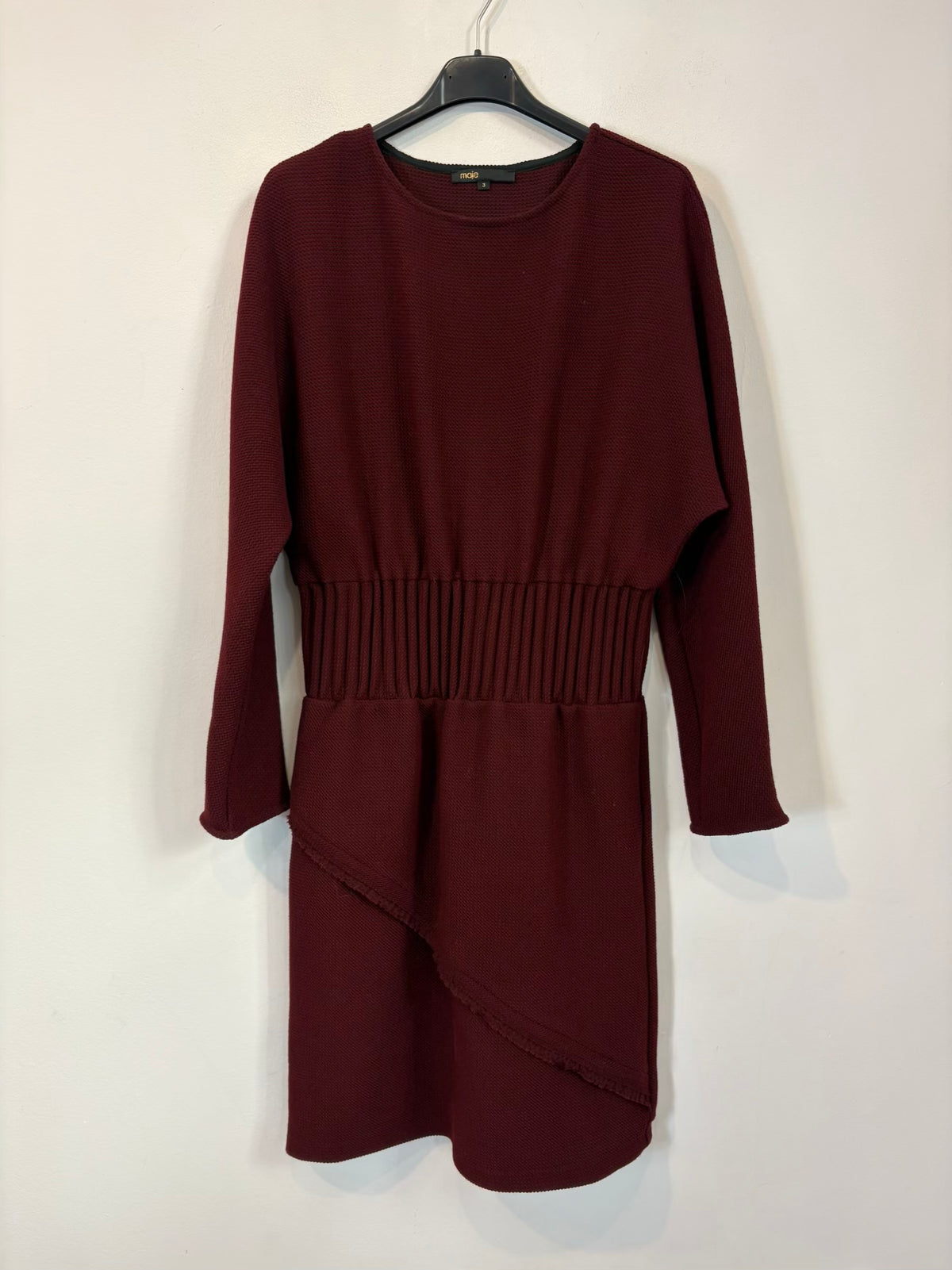 MAJE. Vestido burdeos textura