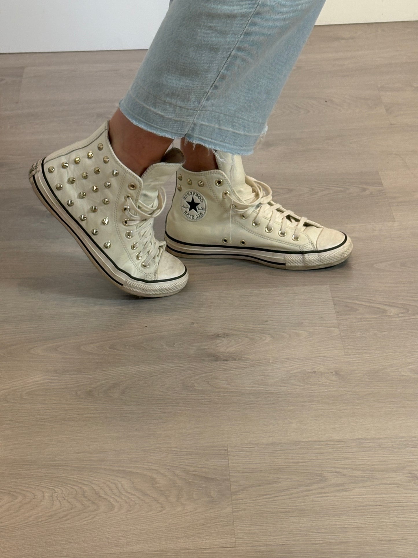 CONVERSE. Zapatillas piel tachuelas. T 40