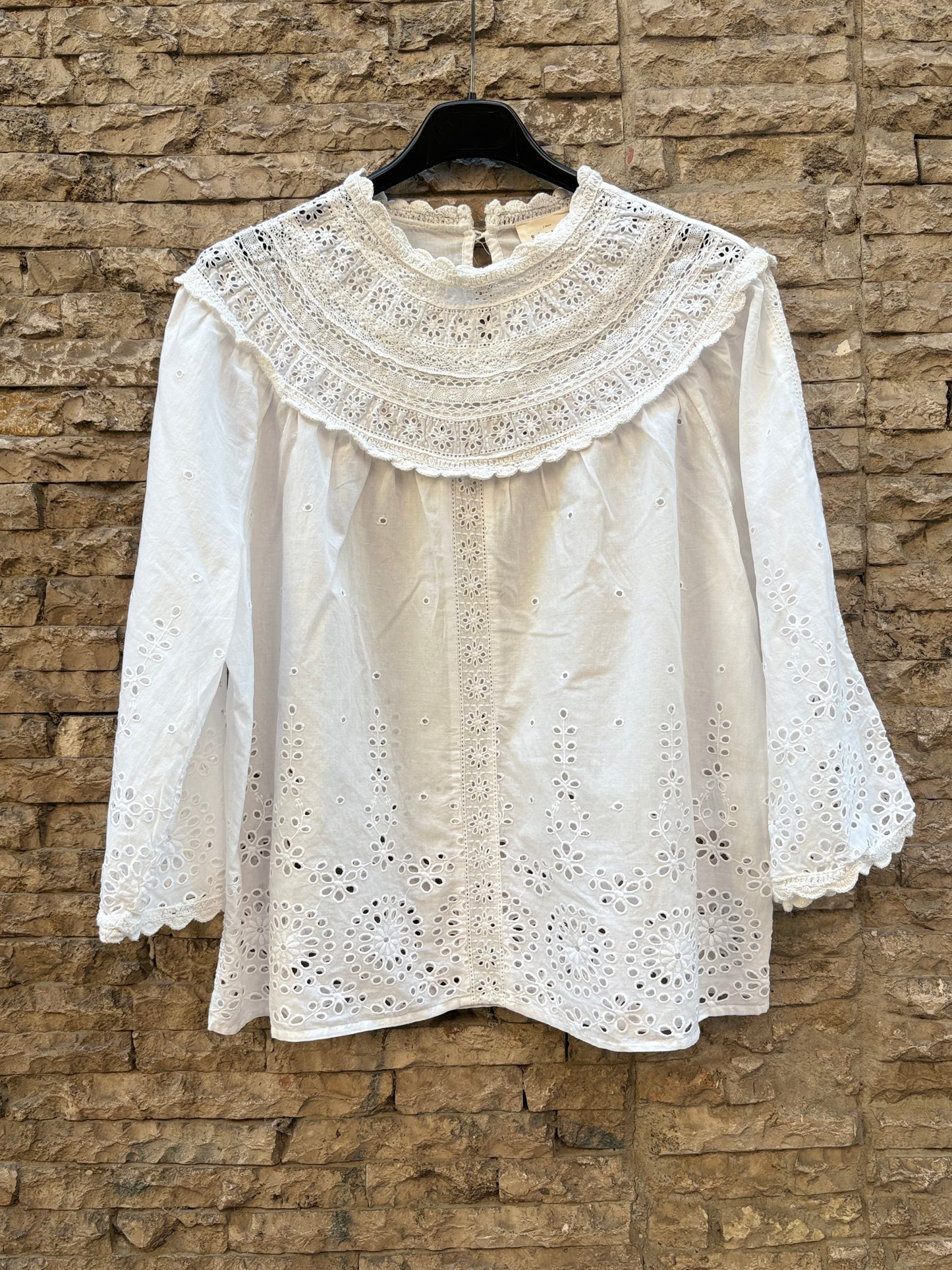 SÉZANE. Blusa blanca detalles bordados
