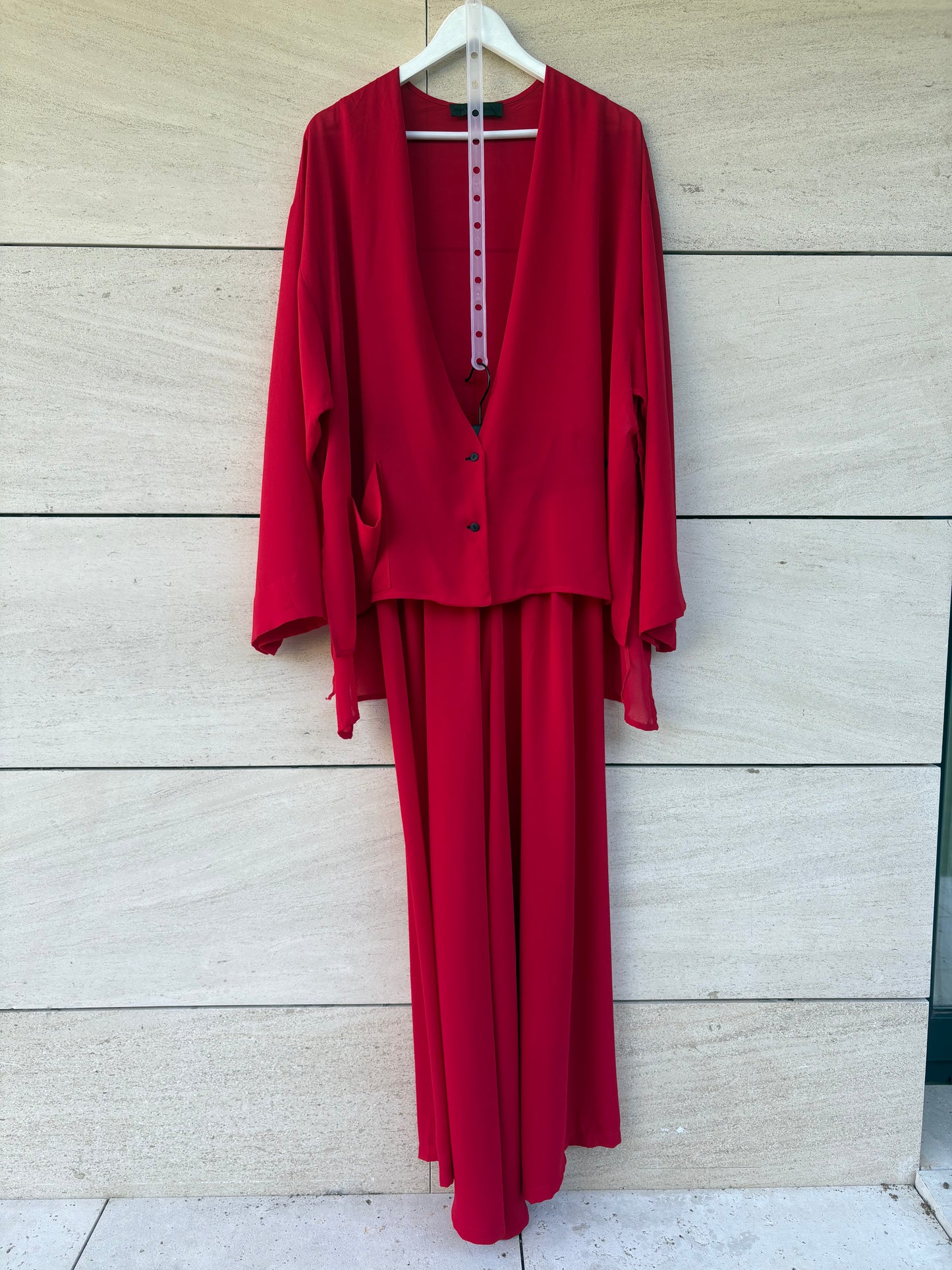 MARIA CALDERARA. Total look fluido en rojo