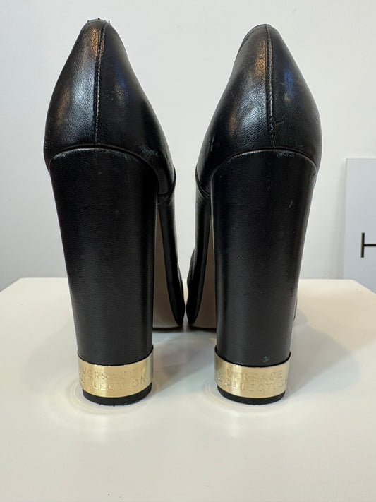 VERSACE. Zapatos negros tacón