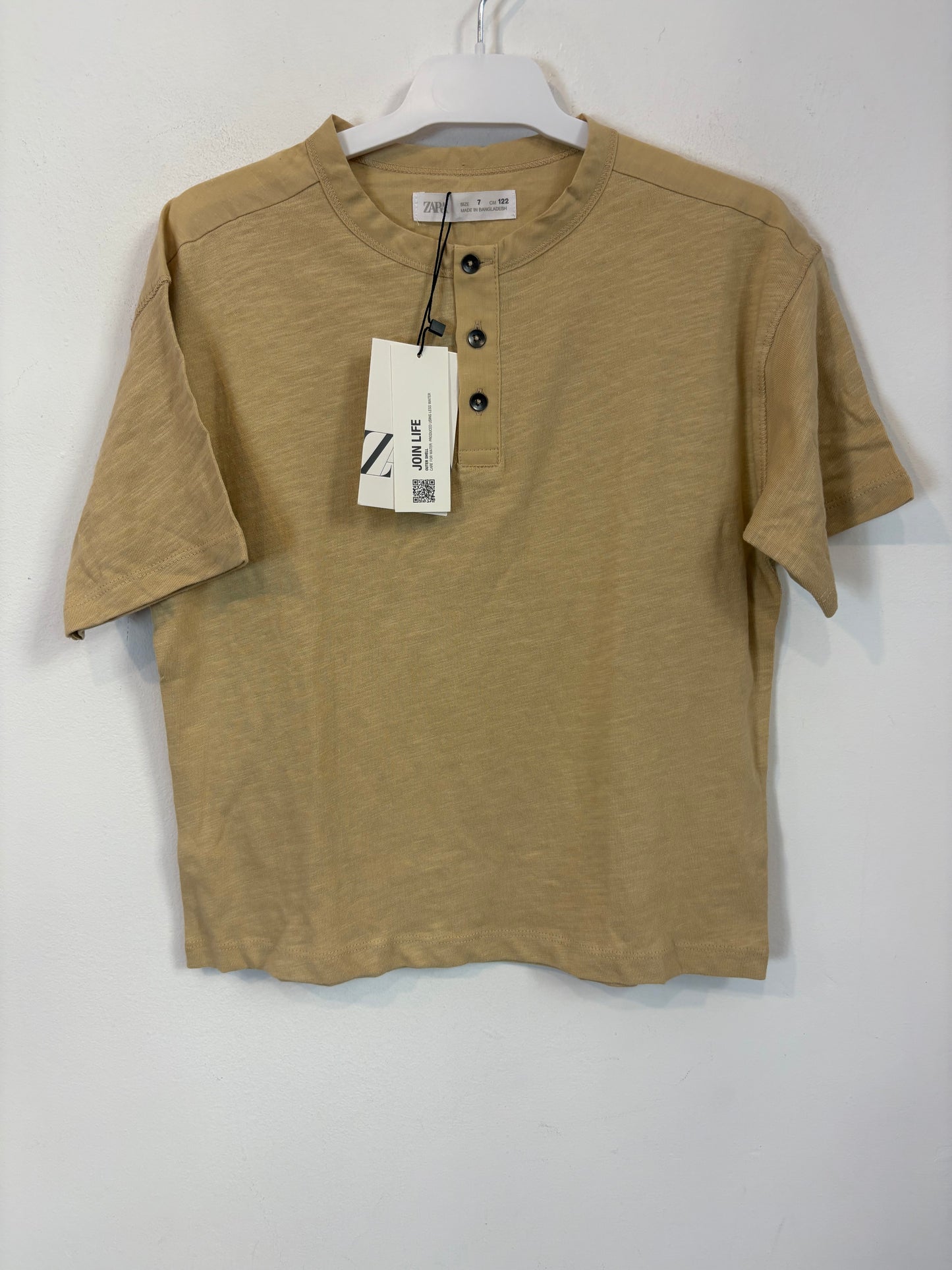 ZARA. Camiseta beige botones. T 7 años