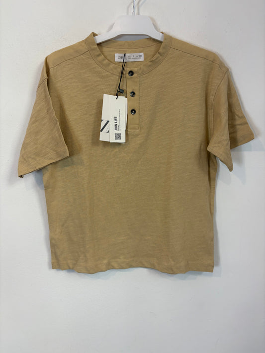 ZARA. Camiseta beige botones. T 7 años