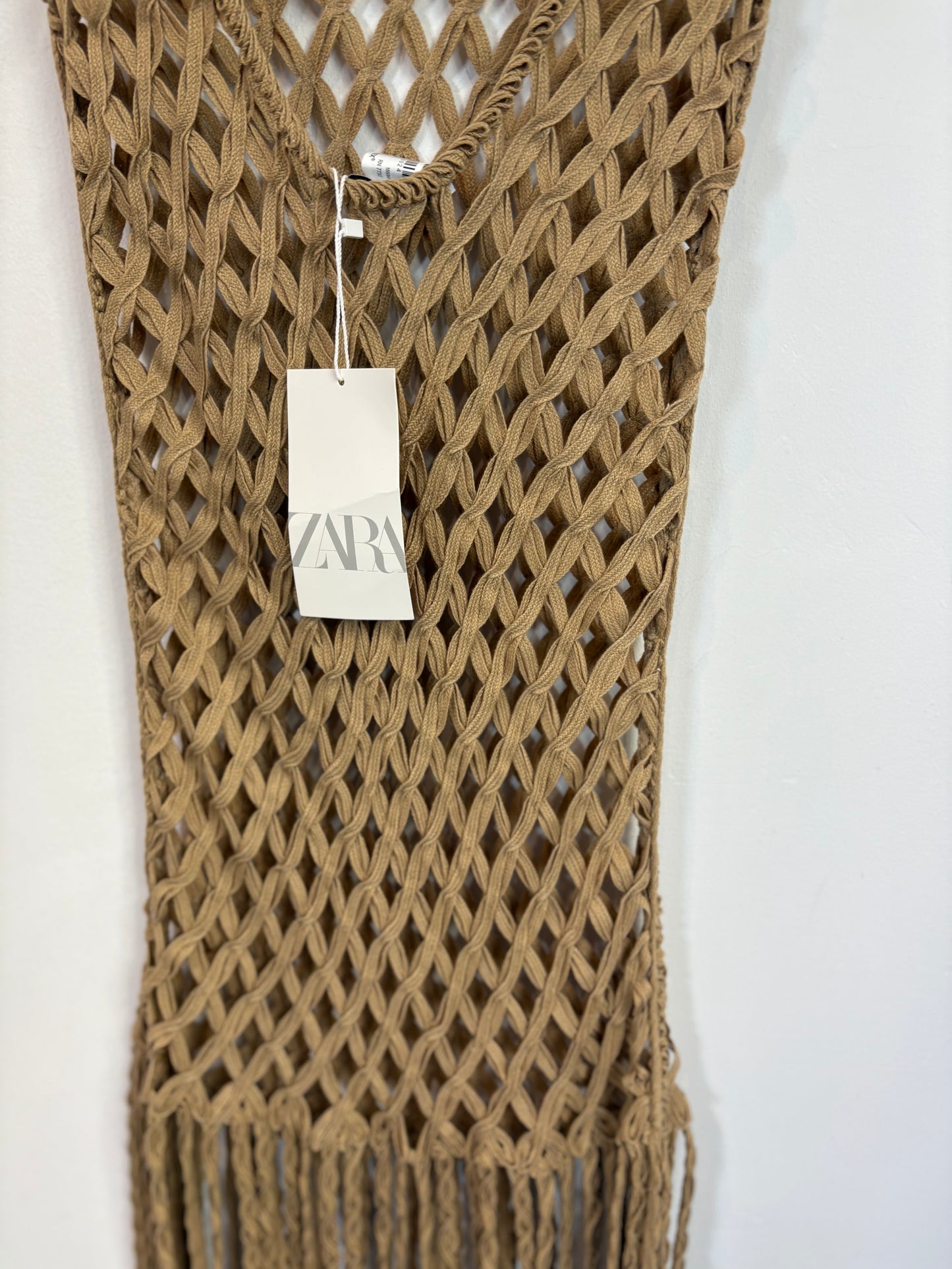 ZARA. Vestido de crochet beige