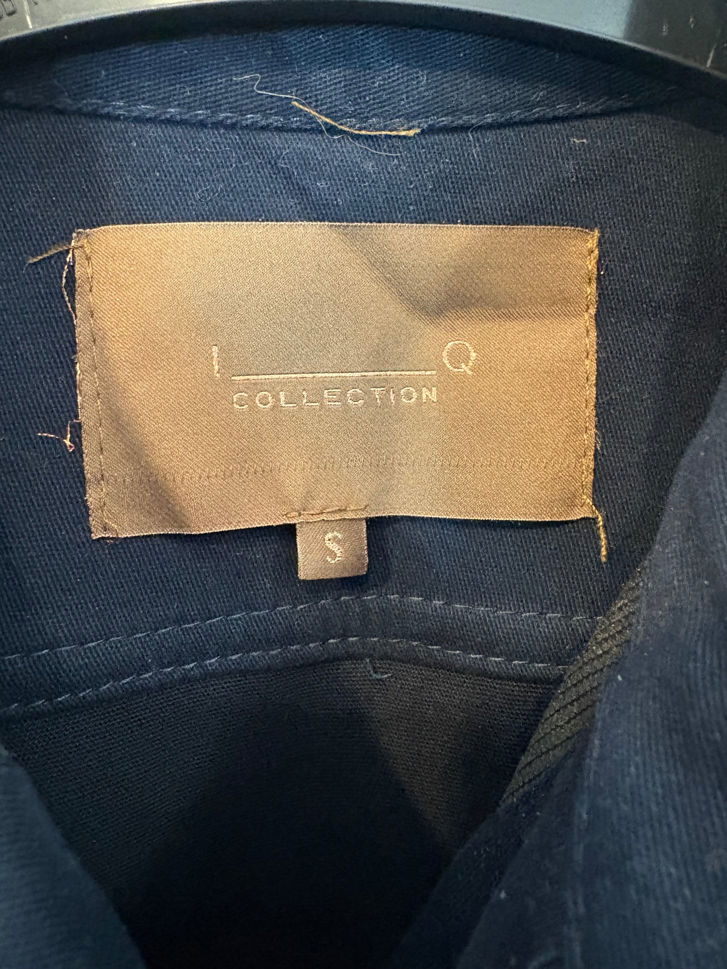 IQ COLLECTION. Mono  azul botones dorados