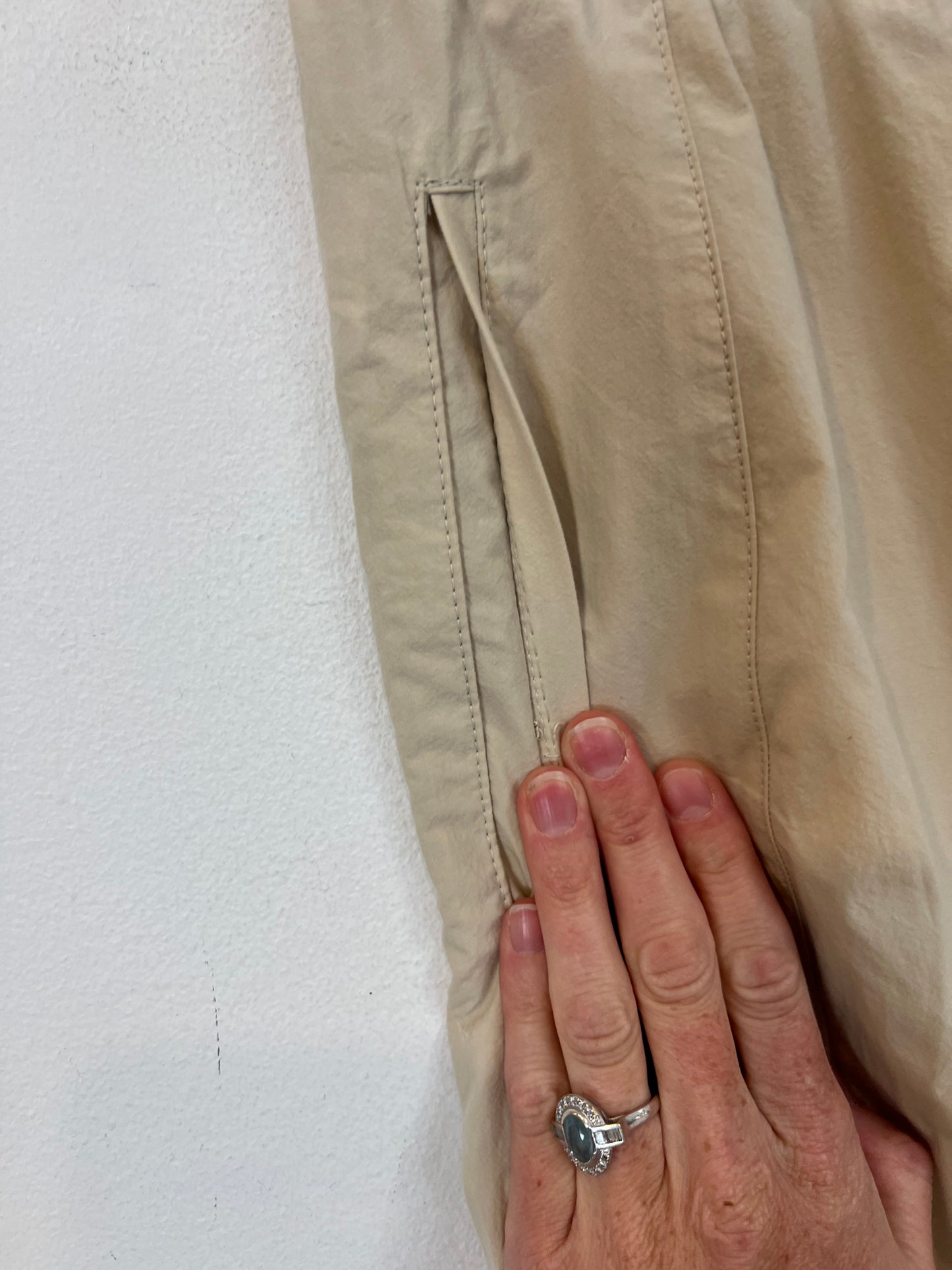 MANGO. Pantalón beige textura