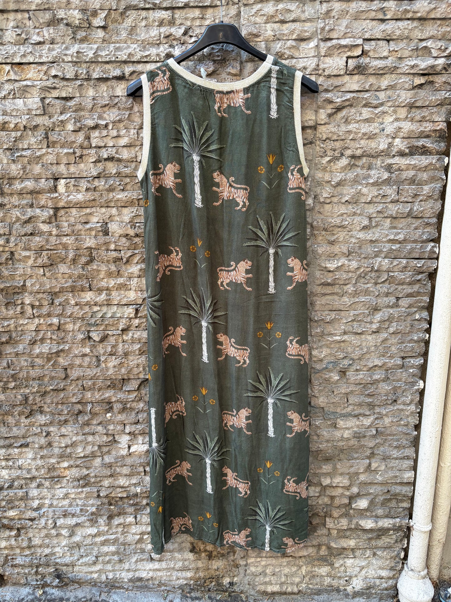 OTRAS. Vestido midi verde estampado. T M