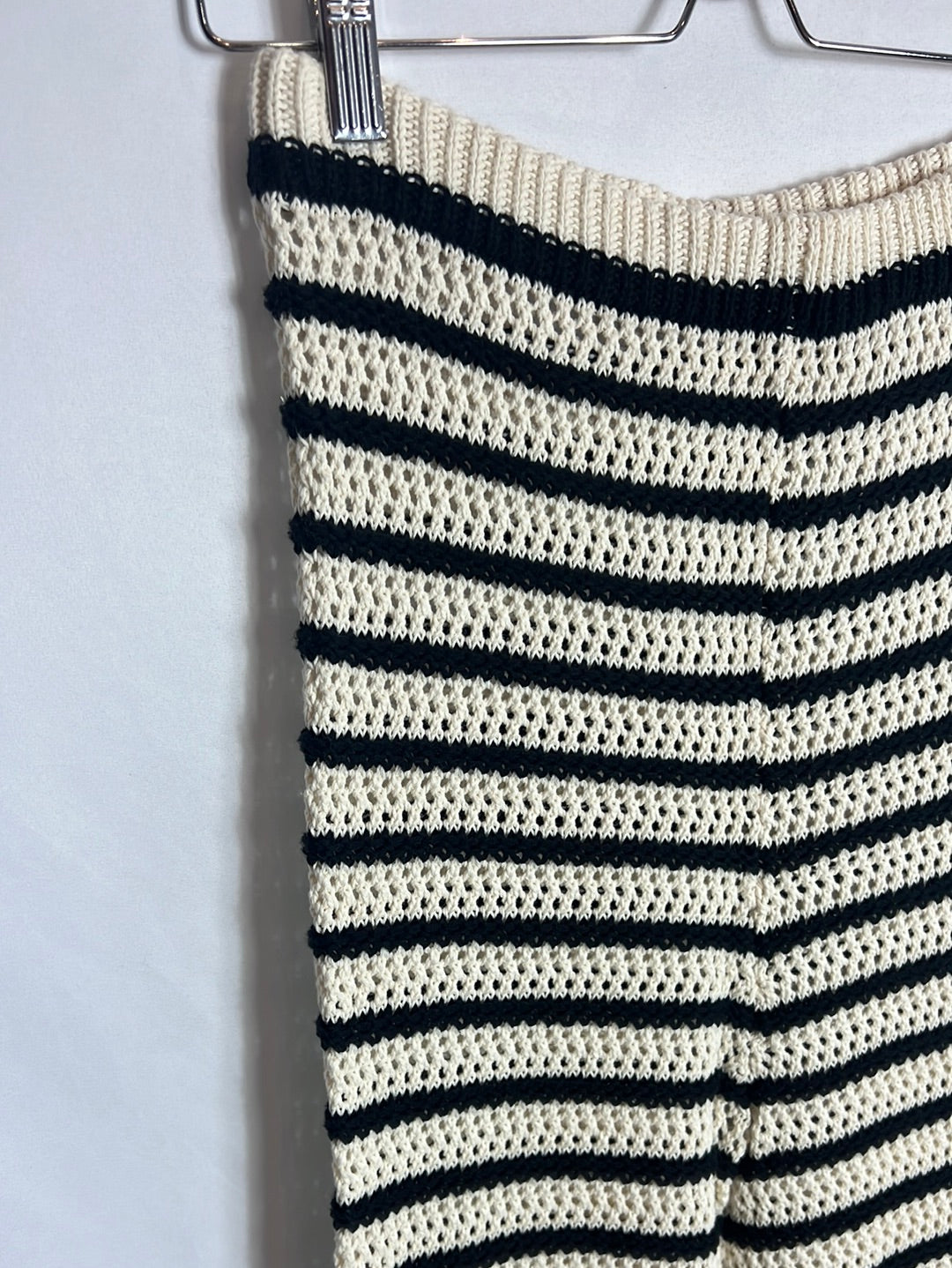 ZARA. Pantalón crochet beige y negro. T M