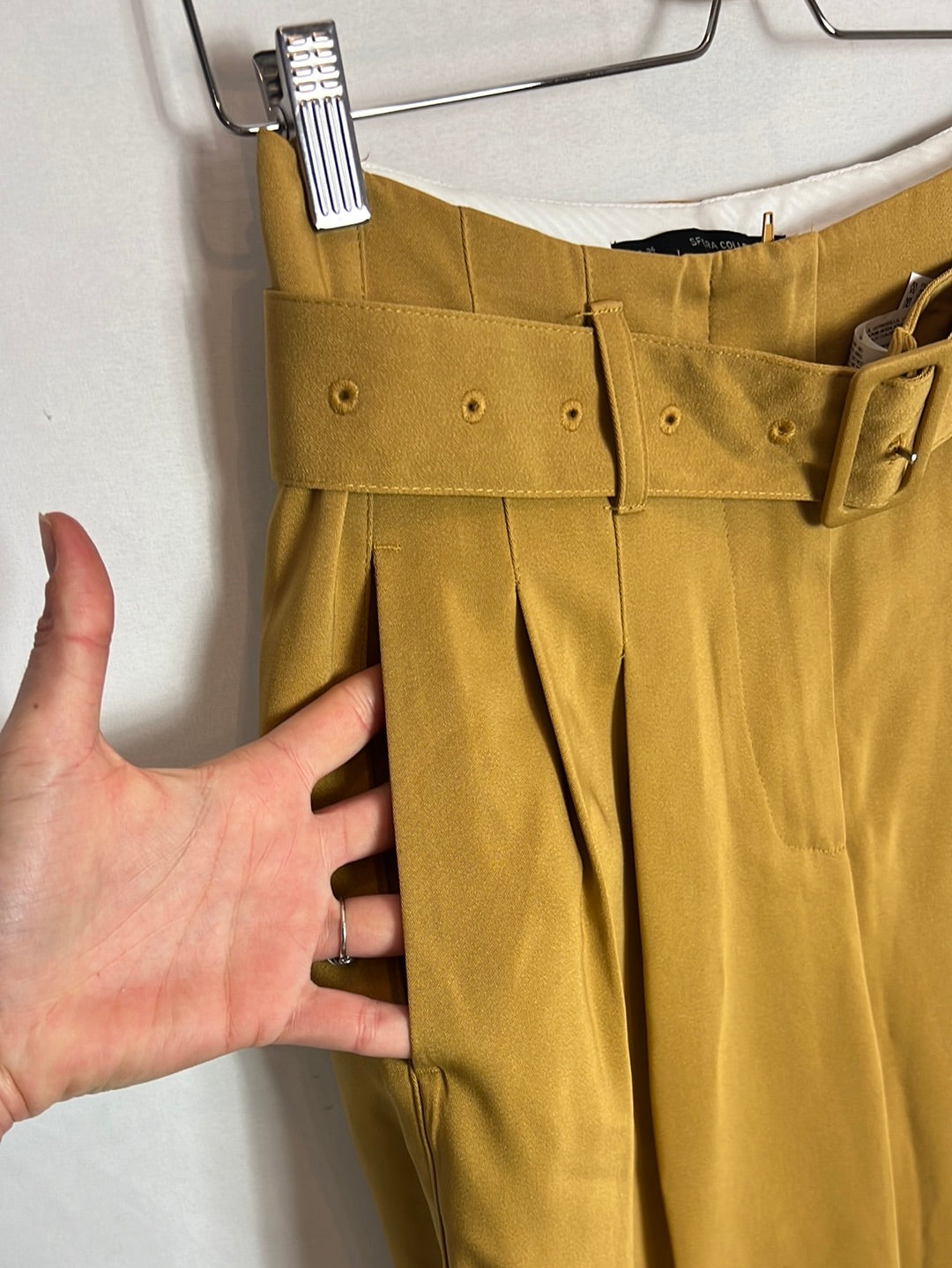 SFERA. Flowy, pleated mustard trousers. Size 36