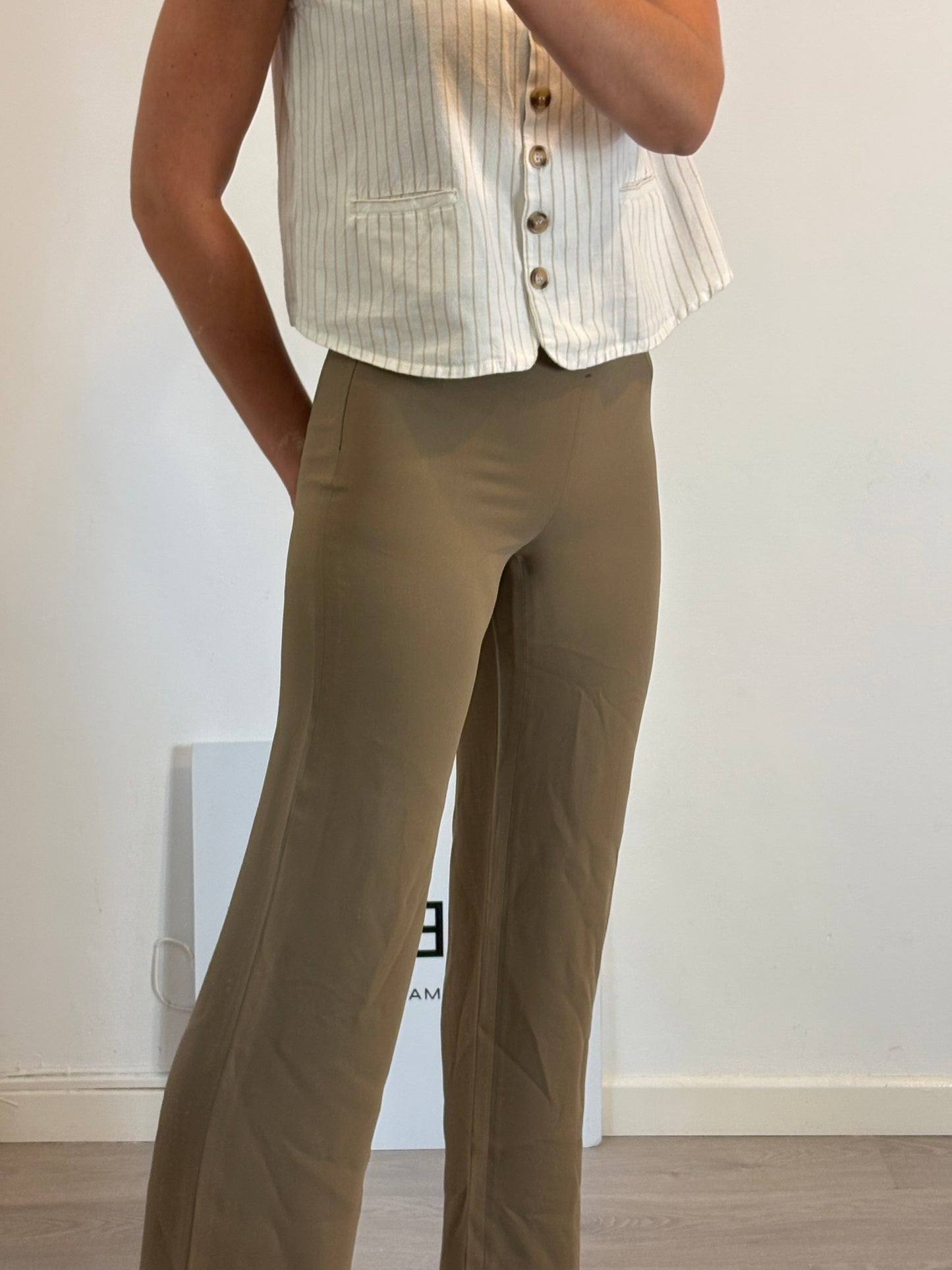 ARMANI COLLEZIONI. Khaki flowy pants. T 40