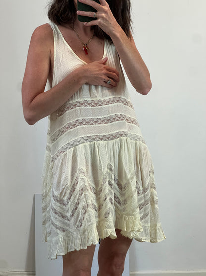 FREE PEOPLE. Mono beige lunares y encaje T.m