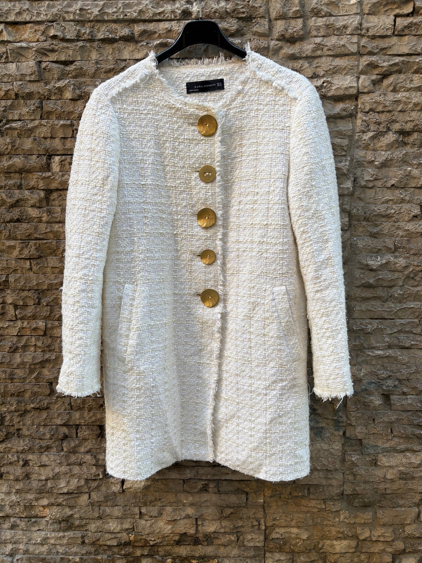 ZARA. Chaqueta tweed blanca