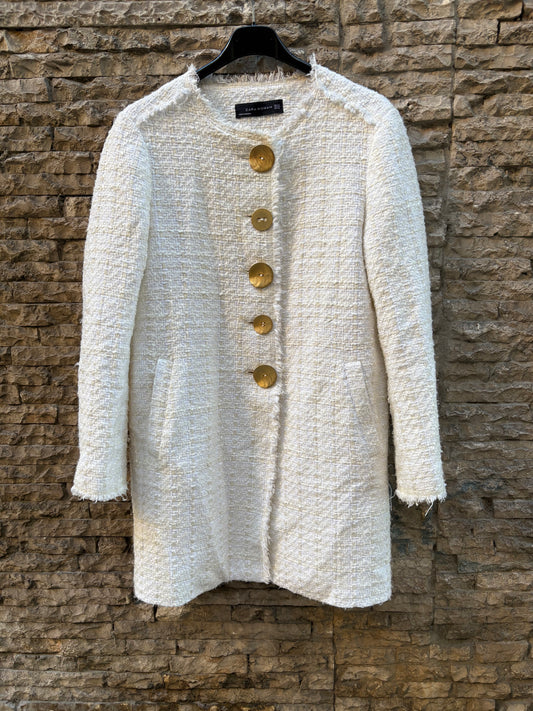 ZARA. Chaqueta tweed blanca