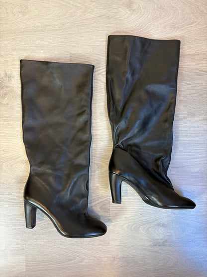 ZARA. Bota tacón piel soft en negro