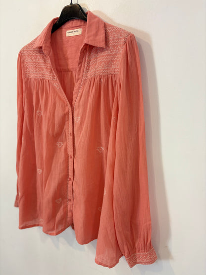 MAISON HOTEL. Blusa rosa bordados