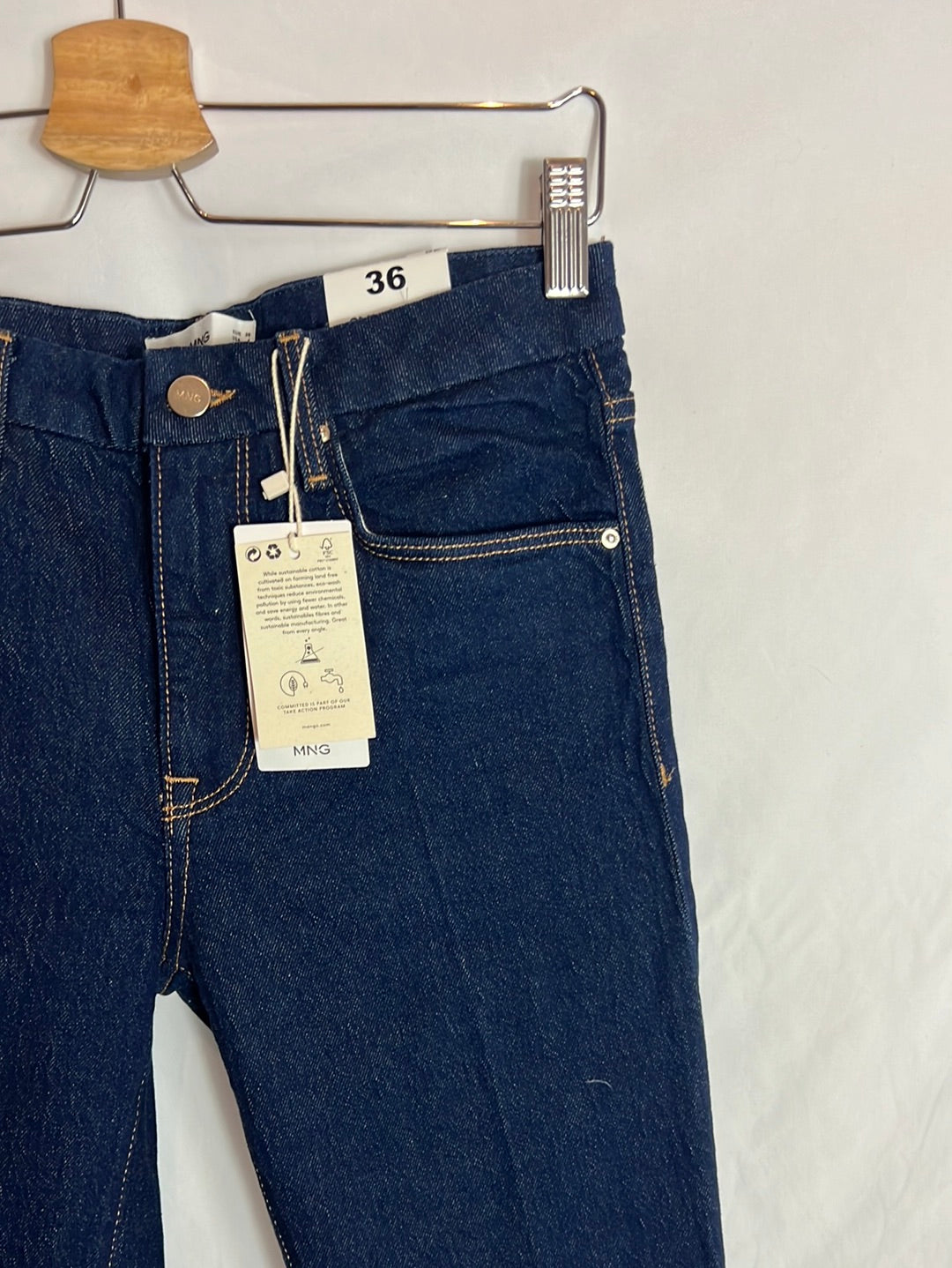 MANGO. Denim ligeramente acampanado. T 36